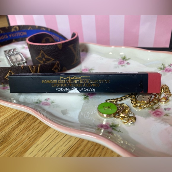 Sheer Outrage 🤯 MAC Powder Kiss full size lipstick NEW - Picture 11 of 13